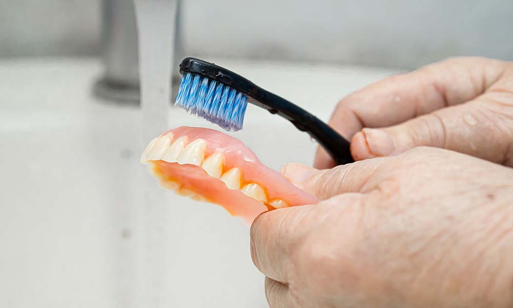 how to clean dentures naturally